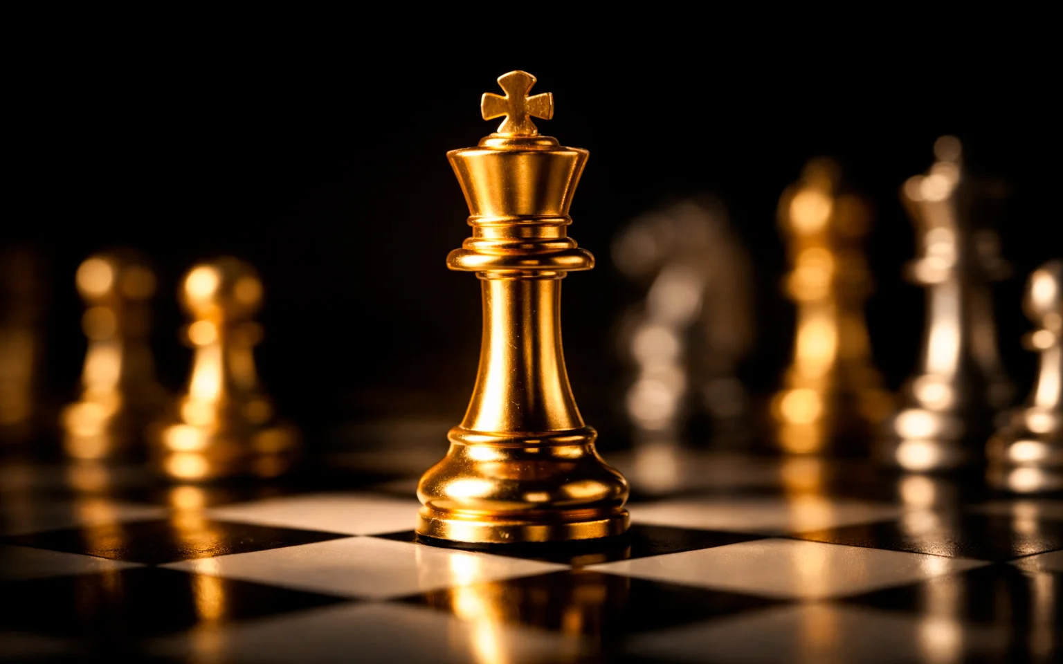 Schachfigur König in Gold symbolisiert strategische VIP-Entscheidung
